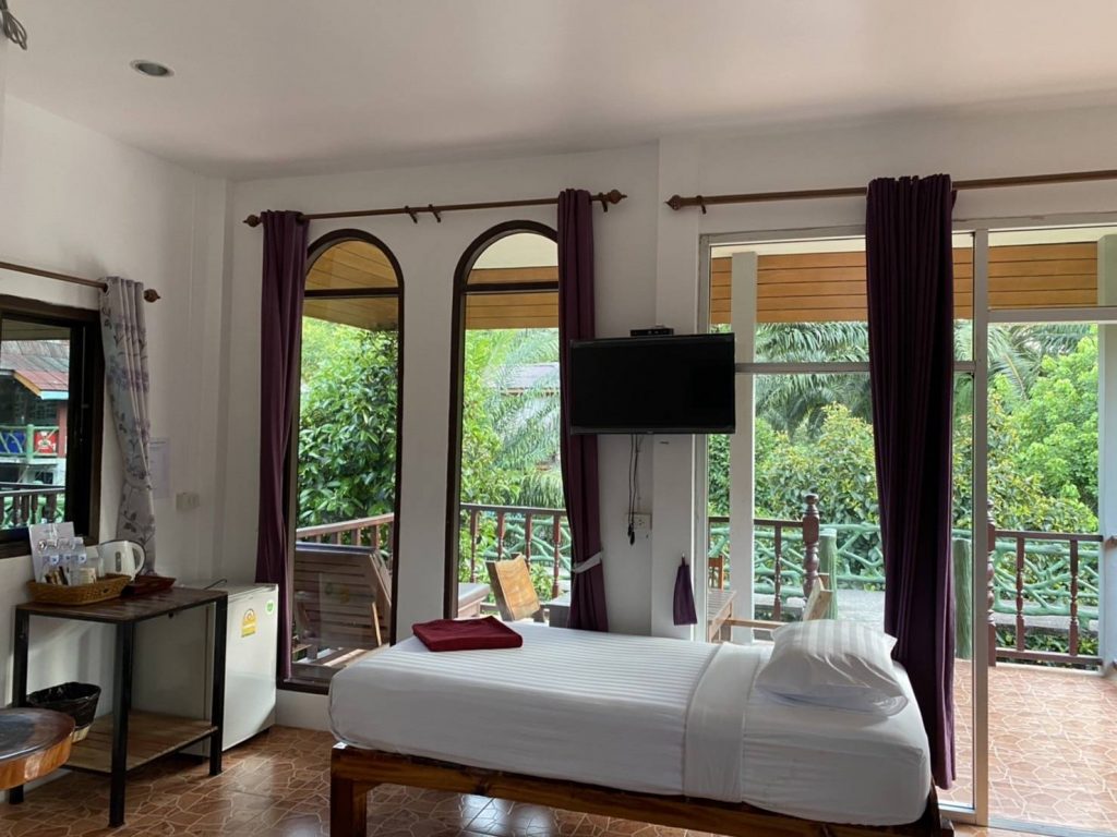 Family Mountain View Bungalow in Khao Sok.