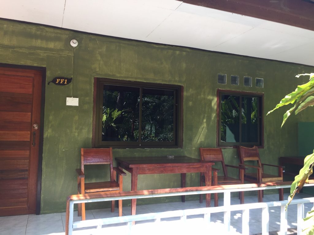 Family Room with balcony bungalow in Khao Sok.